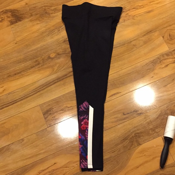 Small Victoria’s Secret Pink yoga leggings - Picture 3 of 11
